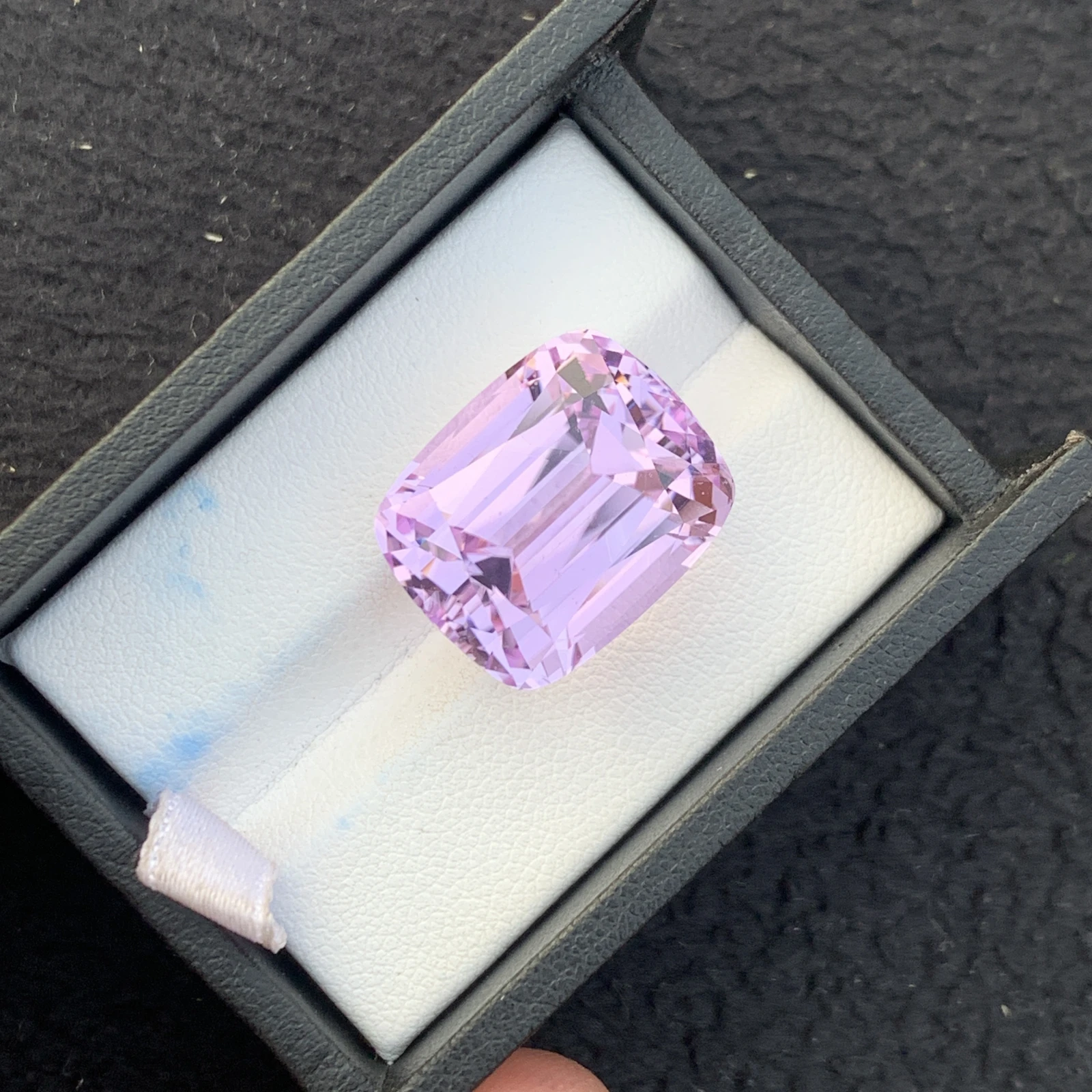 35.54 ct Natural Pink Kunzite Cushion Shape Loose Gemstone from Afghanistan — view 4